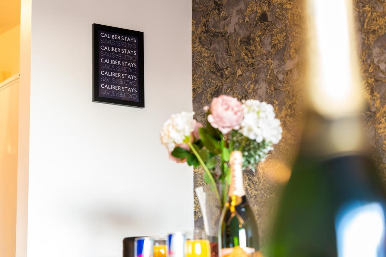 Caliber Stays Birmingham Bliss - Medusa Suite Apartments - Central 2-Bed Retreat - City Attractions, Sleeps 4, Free Netflix, Nearby Parking & Close Proximity - Bullring, Grand Central, The Cube - 5 Minutes Walk Buitenkant foto