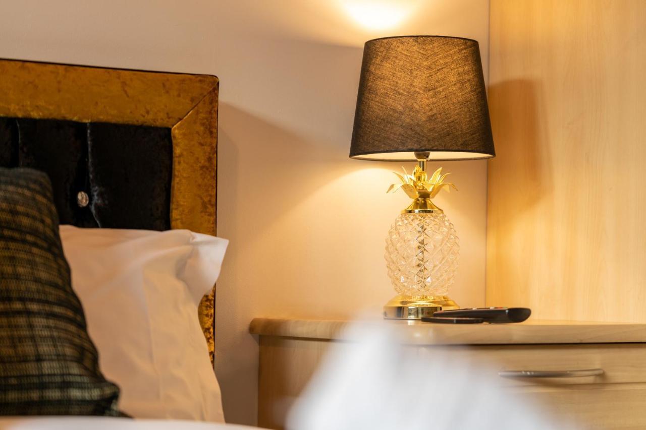 Caliber Stays Birmingham Bliss - Medusa Suite Apartments - Central 2-Bed Retreat - City Attractions, Sleeps 4, Free Netflix, Nearby Parking & Close Proximity - Bullring, Grand Central, The Cube - 5 Minutes Walk Buitenkant foto