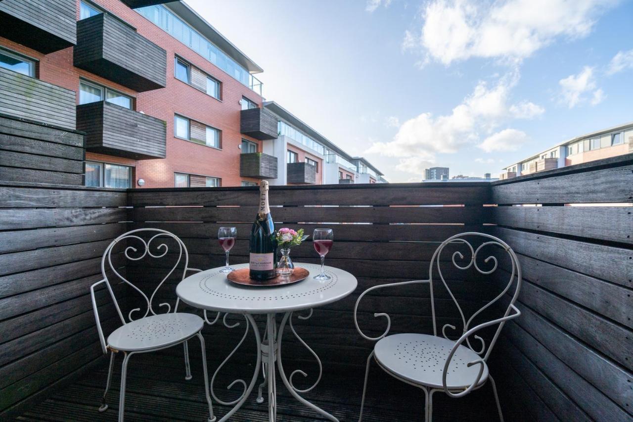 Caliber Stays Birmingham Bliss - Medusa Suite Apartments - Central 2-Bed Retreat - City Attractions, Sleeps 4, Free Netflix, Nearby Parking & Close Proximity - Bullring, Grand Central, The Cube - 5 Minutes Walk Buitenkant foto