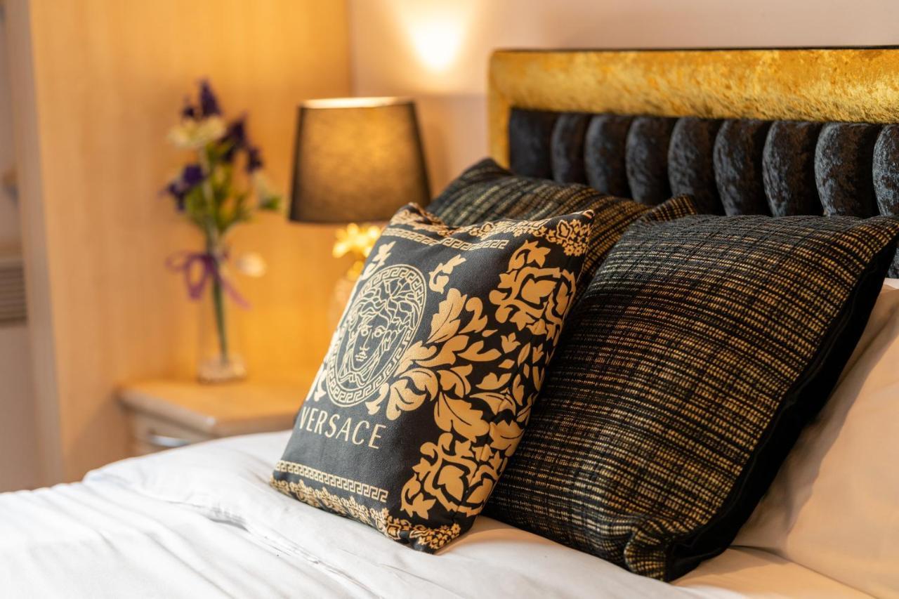 Caliber Stays Birmingham Bliss - Medusa Suite Apartments - Central 2-Bed Retreat - City Attractions, Sleeps 4, Free Netflix, Nearby Parking & Close Proximity - Bullring, Grand Central, The Cube - 5 Minutes Walk Buitenkant foto