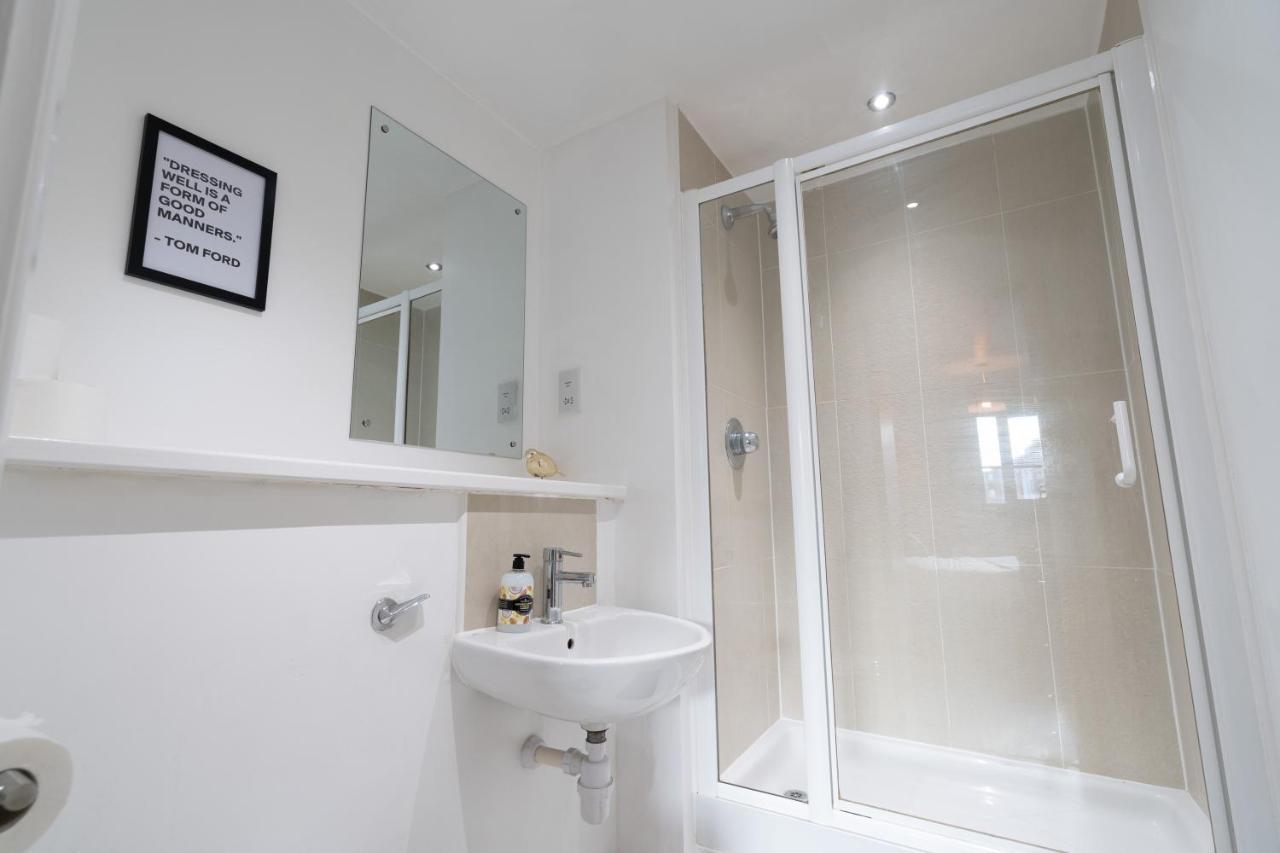 Caliber Stays Birmingham Bliss - Medusa Suite Apartments - Central 2-Bed Retreat - City Attractions, Sleeps 4, Free Netflix, Nearby Parking & Close Proximity - Bullring, Grand Central, The Cube - 5 Minutes Walk Buitenkant foto