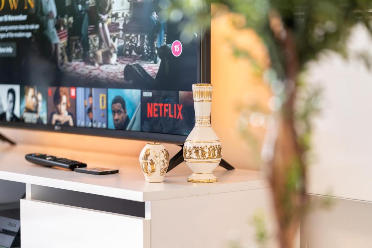 Caliber Stays Birmingham Bliss - Medusa Suite Apartments - Central 2-Bed Retreat - City Attractions, Sleeps 4, Free Netflix, Nearby Parking & Close Proximity - Bullring, Grand Central, The Cube - 5 Minutes Walk Buitenkant foto