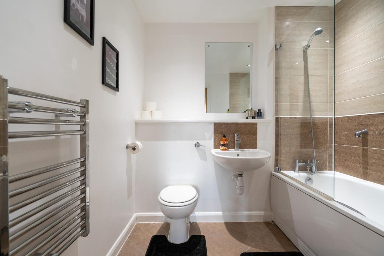 Caliber Stays Birmingham Bliss - Medusa Suite Apartments - Central 2-Bed Retreat - City Attractions, Sleeps 4, Free Netflix, Nearby Parking & Close Proximity - Bullring, Grand Central, The Cube - 5 Minutes Walk Buitenkant foto